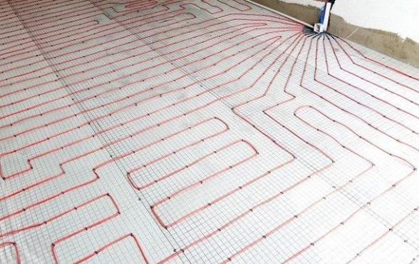 對于水地暖和電地暖相比哪個更好？還是得看健康安全性吧？