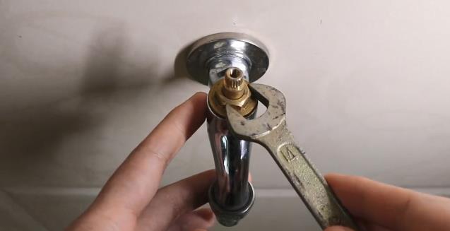 水龍頭滴水怎么處理？看步驟圖跟著老師傅一步步操作一下吧！