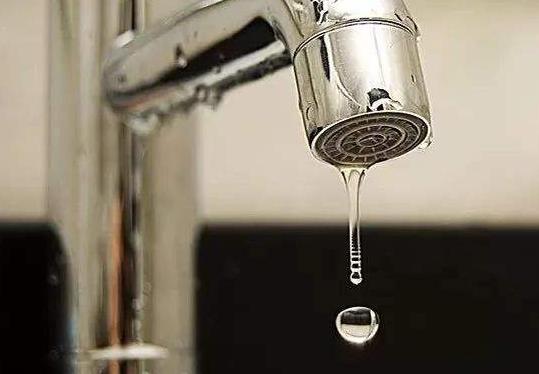 整棟樓就我家沒水？家里停水有哪幾種原因？