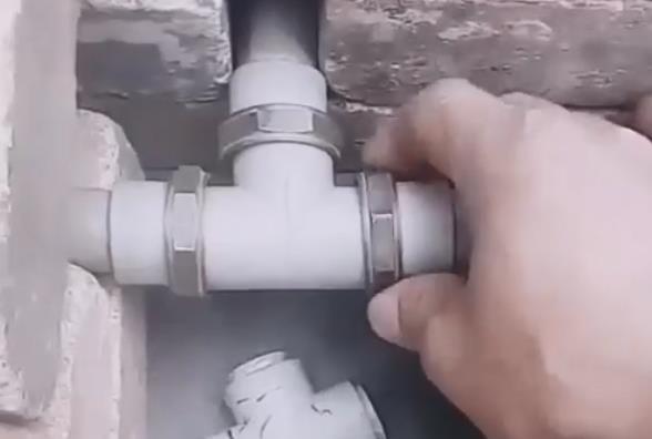ppr三通怎么換視頻分享，老師傅竟用一個管件就解決了！