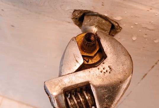 水龍頭滴水怎么修圖解！沒想到，2張圖2個步驟就搞定了！