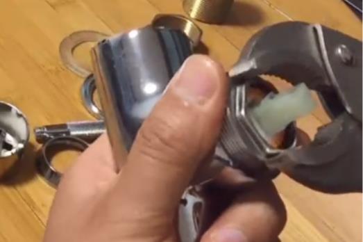 360旋轉(zhuǎn)水龍頭拆卸圖解，4個步驟輕松拆卸所有配件!