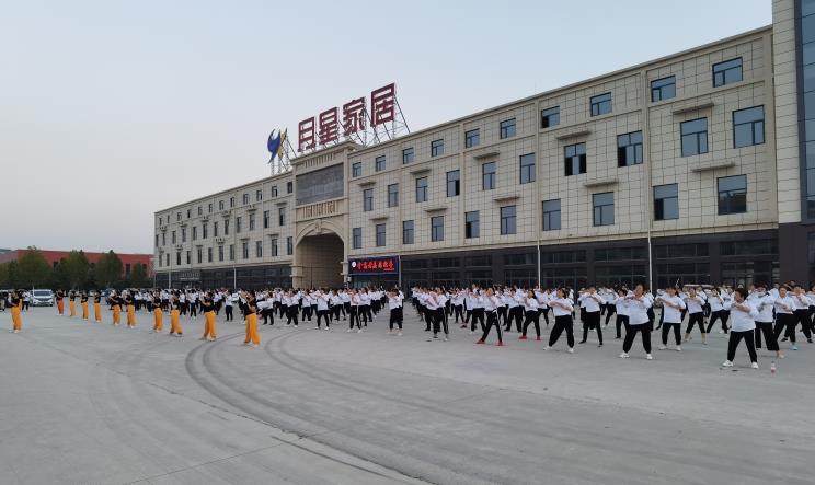 龍勝管曹縣運(yùn)營(yíng)中心為弘揚(yáng)全民健身運(yùn)動(dòng)，竟組建了一支“400人舞團(tuán)”