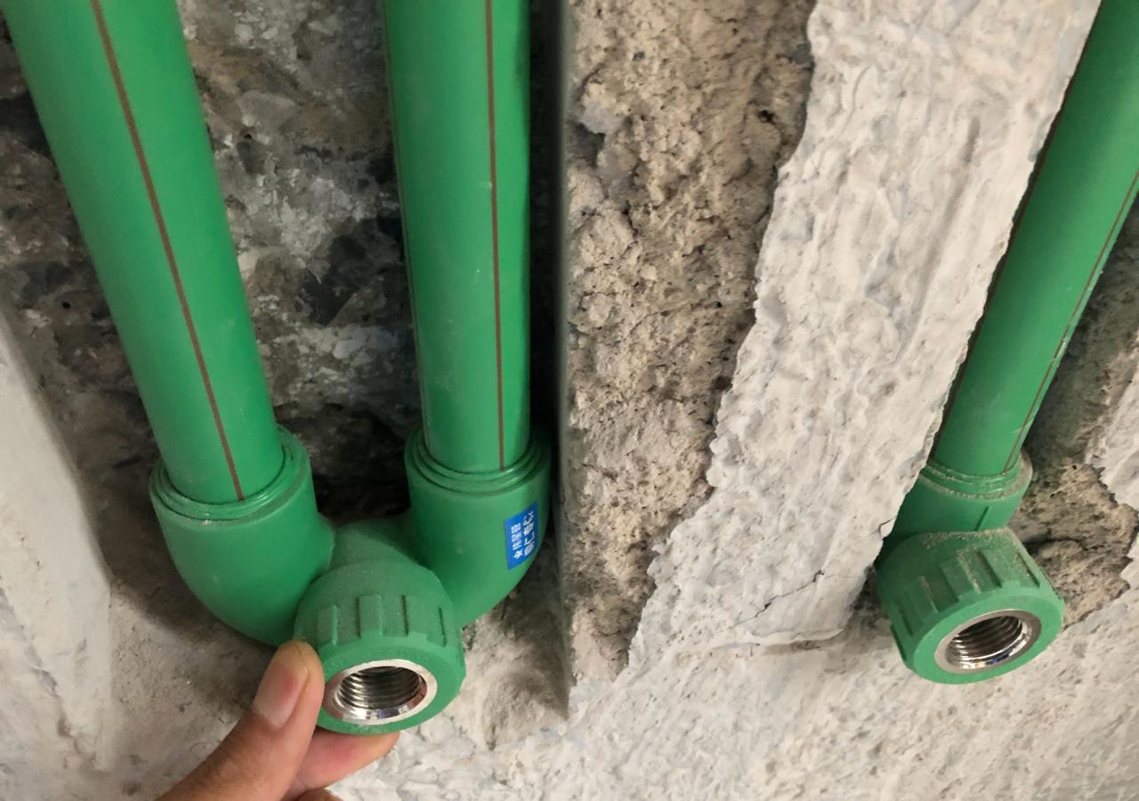 冷熱水管挨在一起安全嗎？如何正確設(shè)置水管位置？