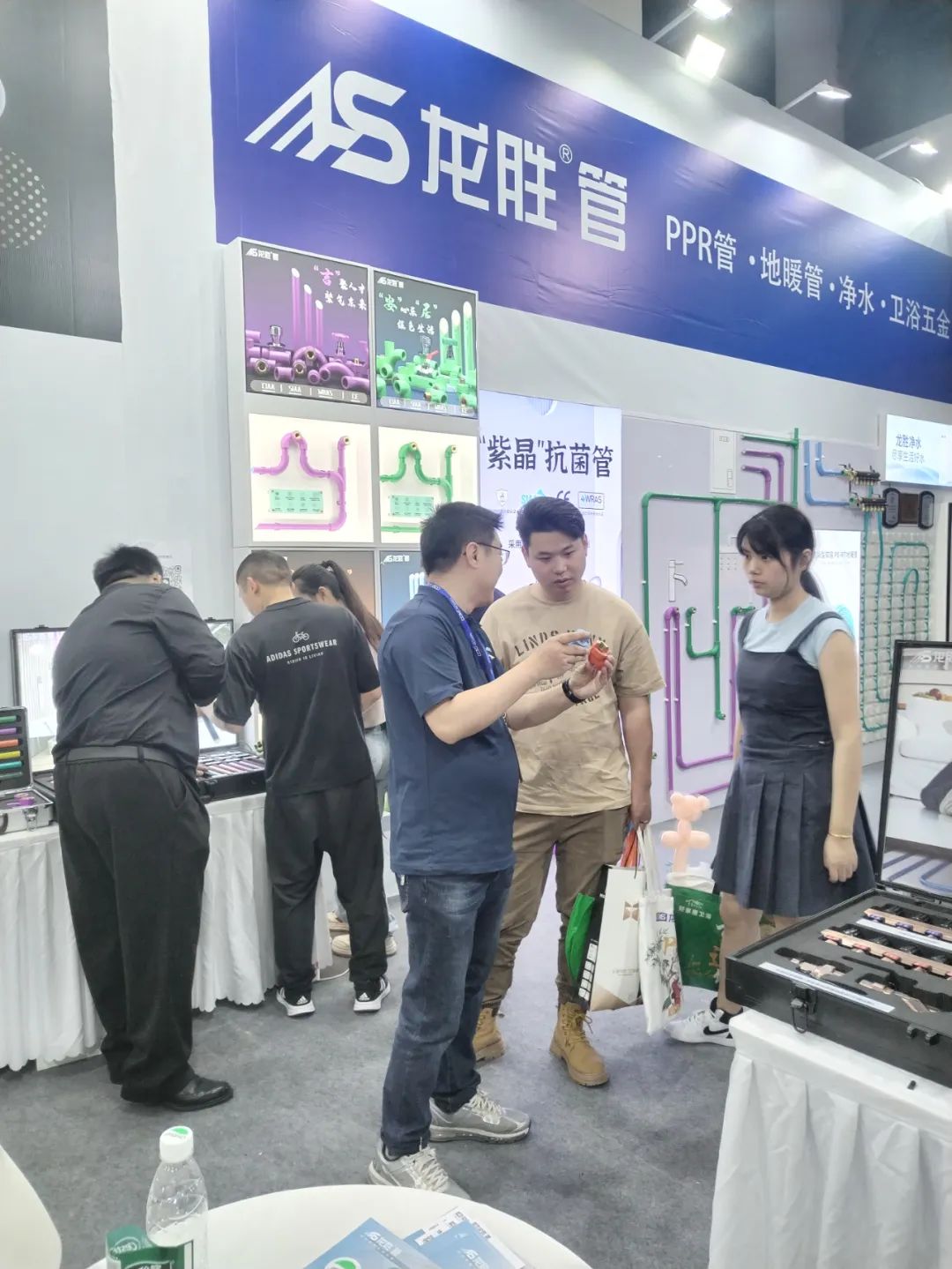 龍勝管2025成都建博會(huì)：用科技重塑健康，以藝術(shù)定義未來(lái)